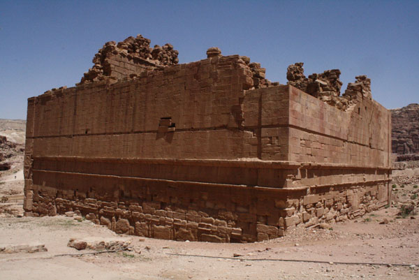 Архитектура набатейского  храма Петры Каср Бинт Фараун (Дворец Дочери Фараона)