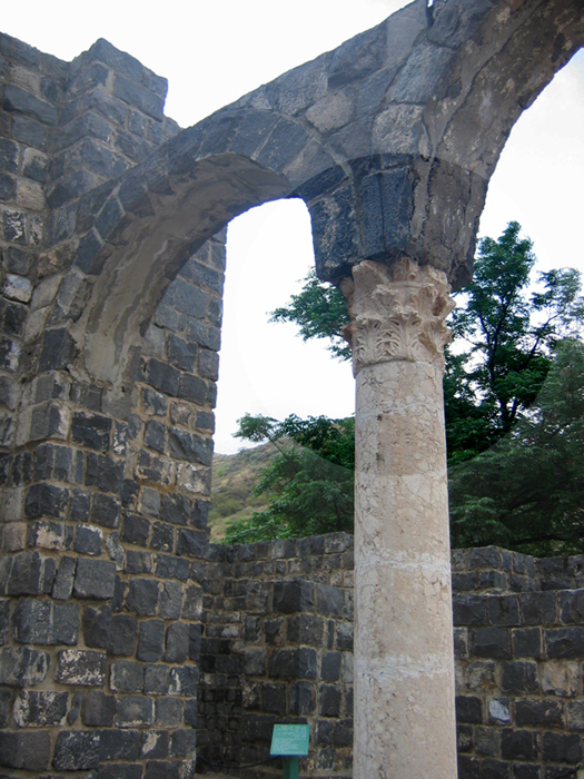 Базилика в Курси. Колонна, капитель, арка